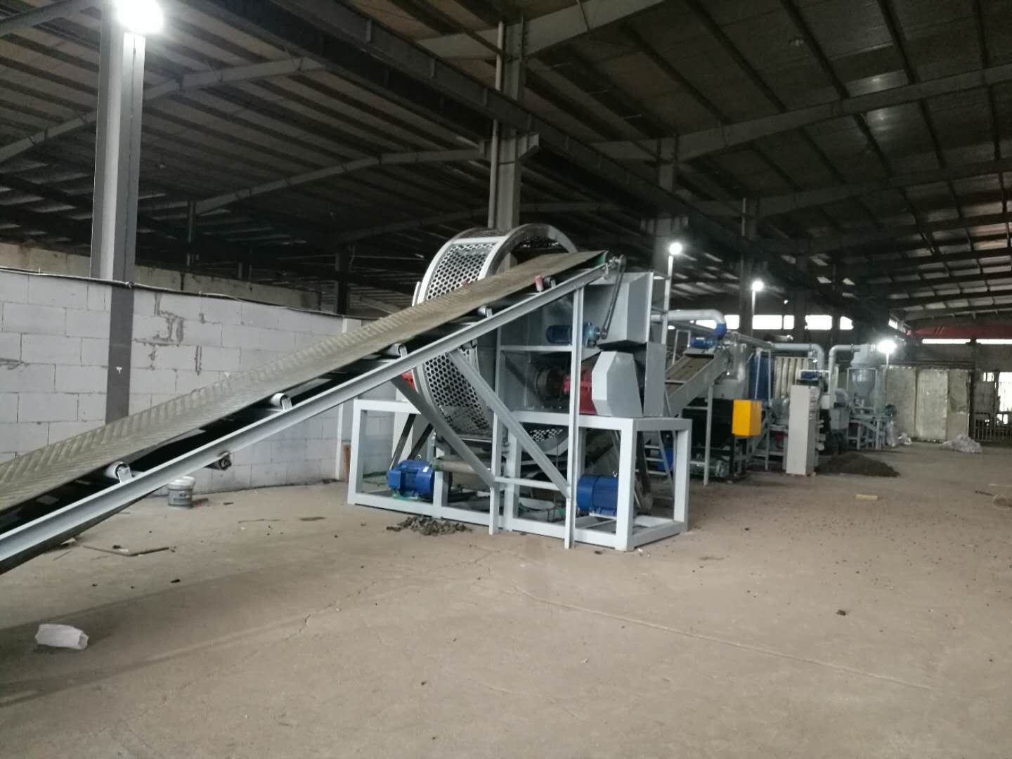 經(jīng)濟型廢舊輪胎顆粒設備生產(chǎn)線_廢輪胎破碎機